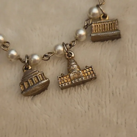 Vintage Faux Pearl Washington DC Buildings Souvenir Travel Charm Bracelet - Picture 3 of 7